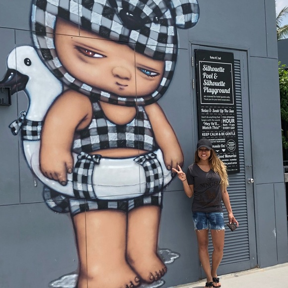 Meet your Posher, Nicole - Picture 2 of 4